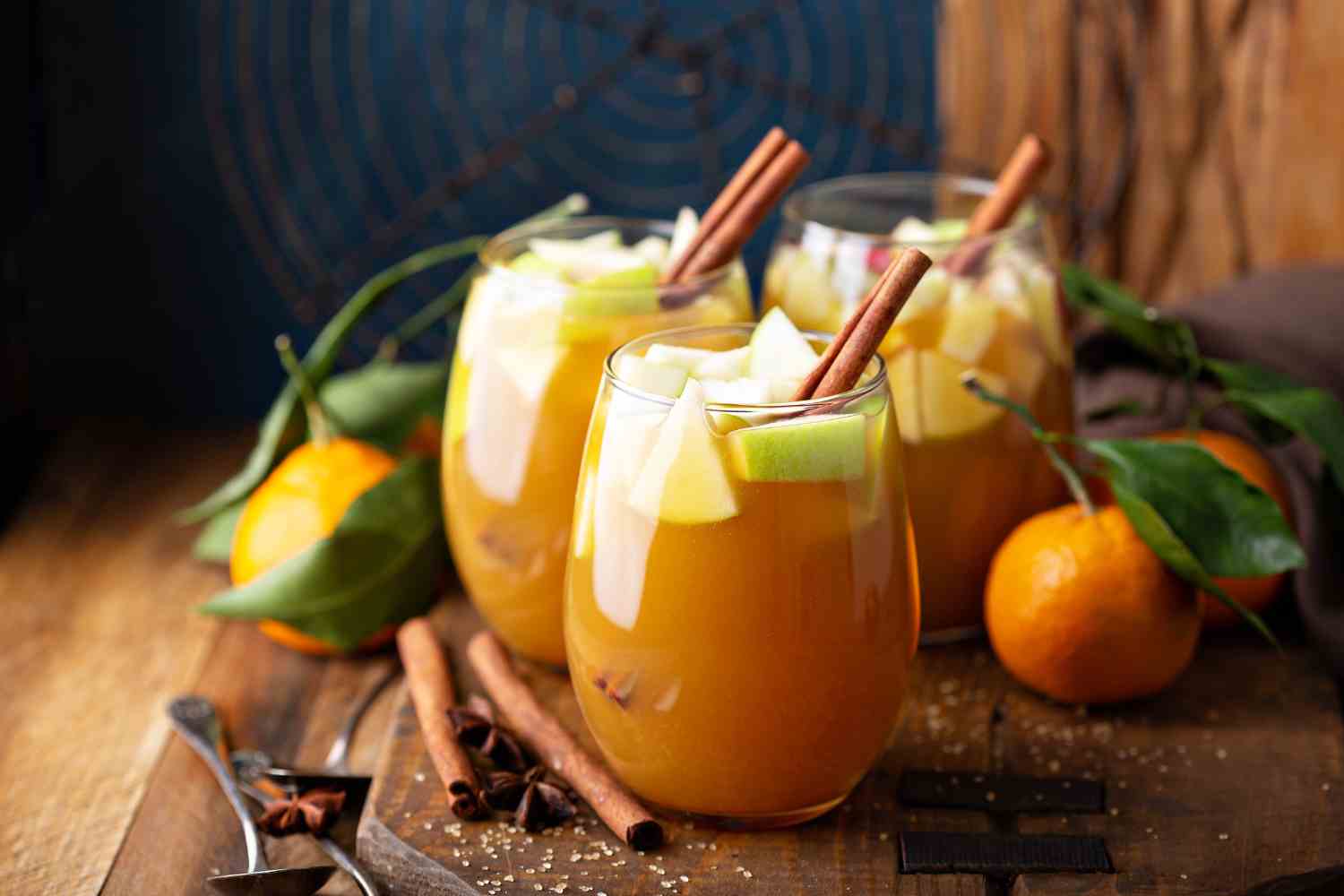 Autumn-inspired bourbon apple cider cocktails with cinnamon sticks and citrus, a perfect seasonal whiskey drink